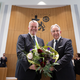 Die ersten Glückwünsche erhielt Schnieder von Landtagspräsident Lammert. - Foto: Boris Roessler/dpa