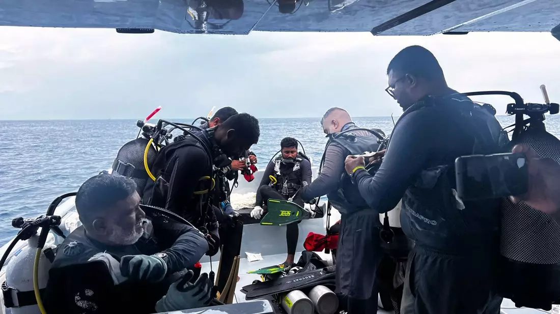 Die Suche nach den Leichen der Taucher zog sich über mehrere Tage und musste zwischenzeitlich unterbrochen werden. - Bild: Uncredited/Maldives President’s Media Division/AP/dpa