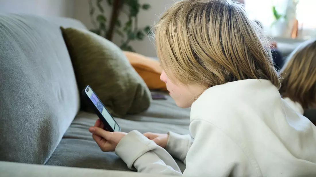 Zwei Drittel der Menschen in Deutschland (66 Prozent) sprechen sich für die Einführung eines Verbots von sozialen Medien für Kinder unter 14 Jahren aus. (Symbolbild) - Bild: Annette Riedl/dpa