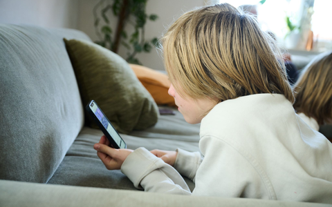 Zwei Drittel der Menschen in Deutschland (66 Prozent) sprechen sich für die Einführung eines Verbots von sozialen Medien für Kinder unter 14 Jahren aus. (Symbolbild) - Foto: Annette Riedl/dpa