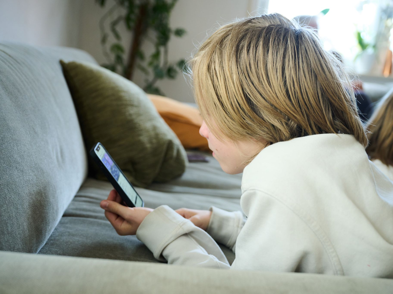 Zwei Drittel der Menschen in Deutschland (66 Prozent) sprechen sich für die Einführung eines Verbots von sozialen Medien für Kinder unter 14 Jahren aus. (Symbolbild) - Foto: Annette Riedl/dpa