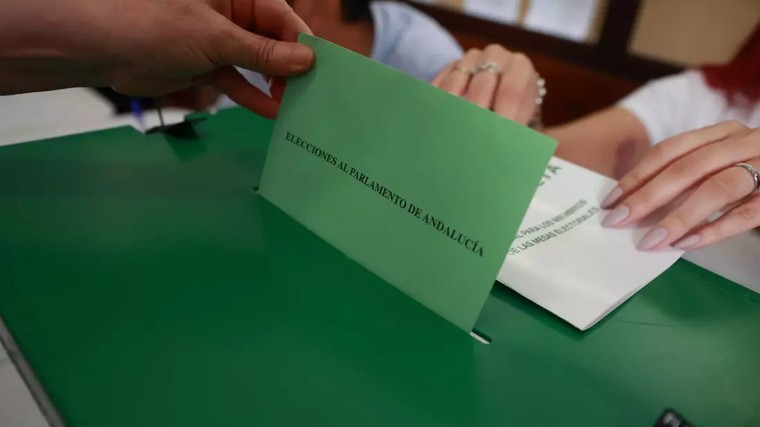Die konservative Volkspartei PP hat bei der Regionalwahl in Andalusien ihre absolute Mehrheit verloren und ist in der bevölkerungsreichsten Region Spaniens künftig auf die rechtspopulistische Vox angewiesen.  - Bild: Rocío Ruz/EUROPA PRESS/dpa
