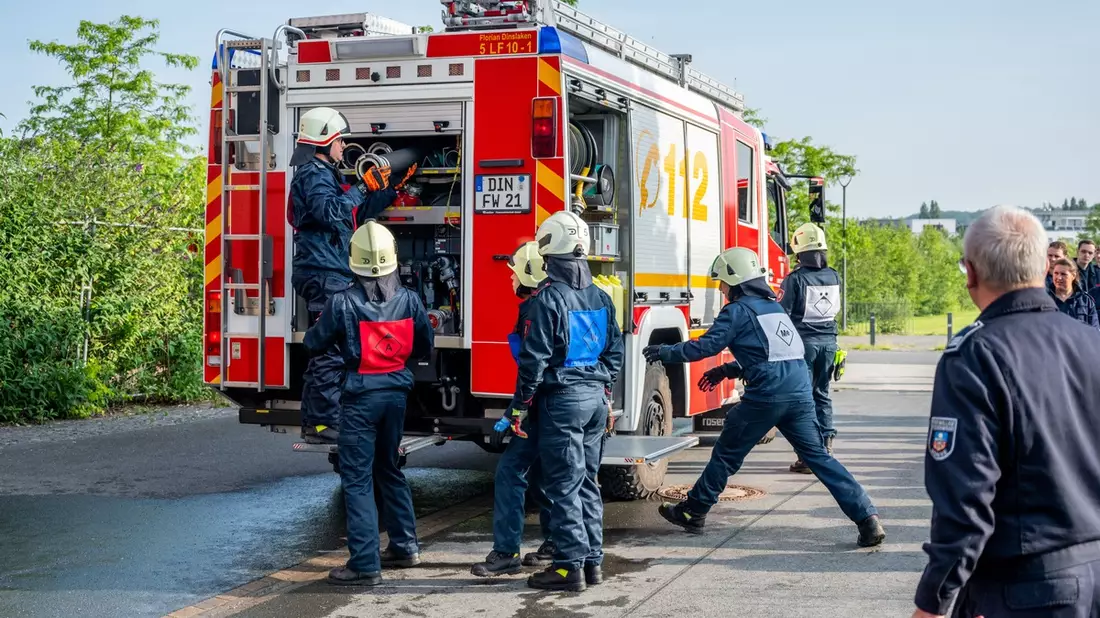 FW Dinslaken: Finale Ausgabe: Feuerwehren aus dem Kreis Wesel messen sich zum letzten Mal in Dinslaken - Bild: presseportal.de