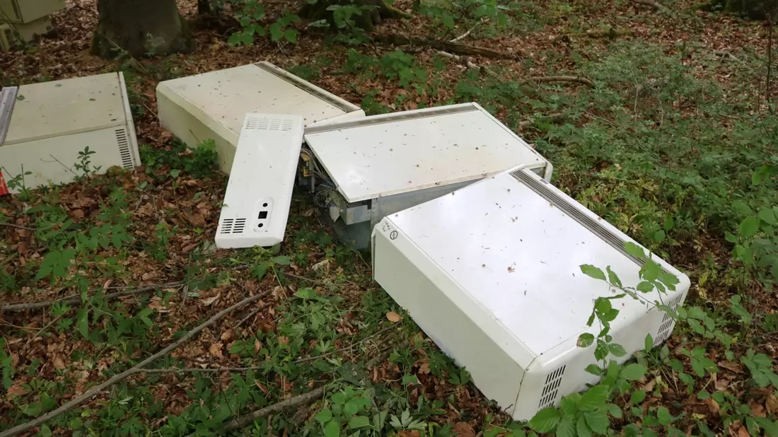 POL-UL: (UL) Eggingen - Müll im Wald entsorgt / Bereits letzte Woche hinterließen Unbekannte ihren Unrat in einem Waldstück bei Eggingen. - Bild: presseportal.de