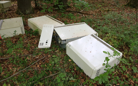 POL-UL: (UL) Eggingen - Müll im Wald entsorgt / Bereits letzte Woche hinterließen Unbekannte ihren Unrat in einem Waldstück bei Eggingen. - Foto: presseportal.de