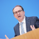 Dobrindt: «Wir rüsten auf beim Bevölkerungsschutz und der zivilen Verteidigung». (Archivfoto) - Foto: Michael Kappeler/dpa