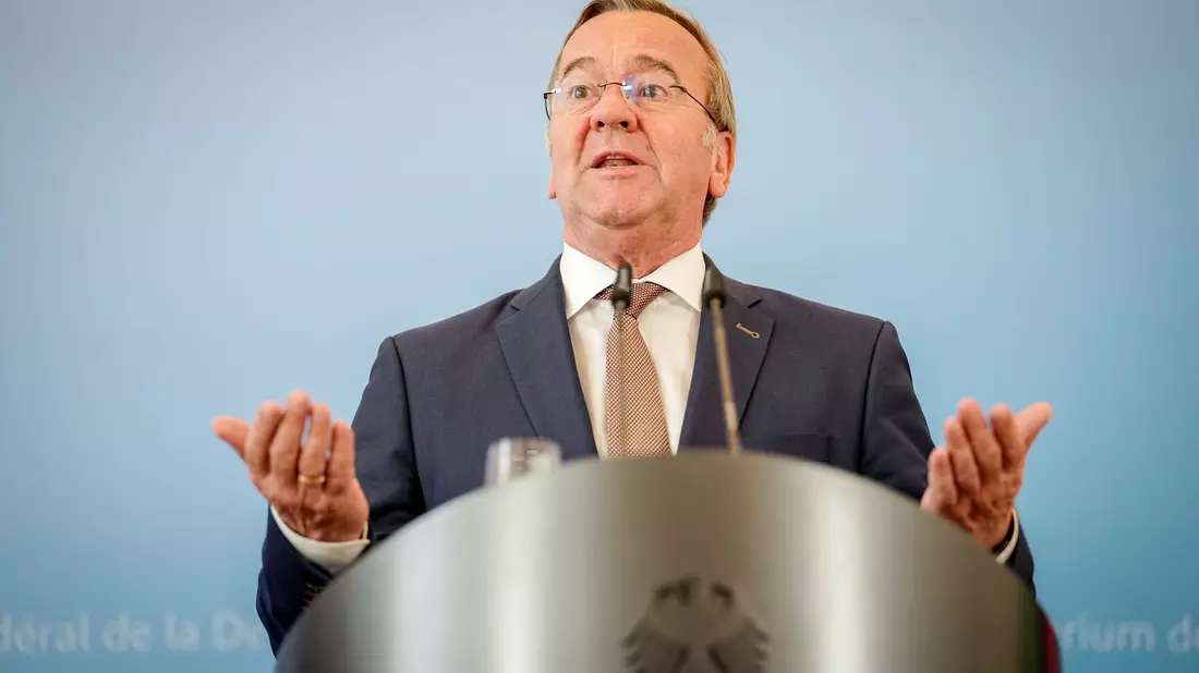 Bei einer Pressekonferenz wird Verteidigungsminister Boris Pistorius (SPD) auf die Eckpunkte für den Zivilschutz angesprochen.  - Bild: Kay Nietfeld/dpa