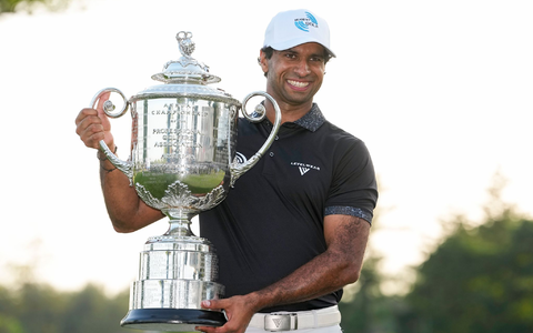 Aaron Rai erhielt für seinen Sieg bei der PGA Championship die Wanamaker-Trophäe. - Foto: Frank Franklin II/AP/dpa