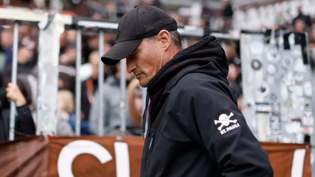 Bleibt er oder bleibt er nicht beim FC St. Pauli?: St. Pauli-Trainer Alexander Blessin zögert noch mit der Antwort.   - Bild: Philipp Szyza/dpa