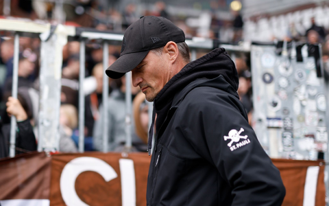 Bleibt er oder bleibt er nicht beim FC St. Pauli?: St. Pauli-Trainer Alexander Blessin zögert noch mit der Antwort.   - Foto: Philipp Szyza/dpa