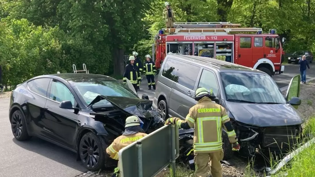 POL-HX: Kollision zwischen zwei Pkw - beide Fahrer verletzt - Bild: presseportal.de