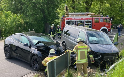 POL-HX: Kollision zwischen zwei Pkw - beide Fahrer verletzt - Foto: presseportal.de