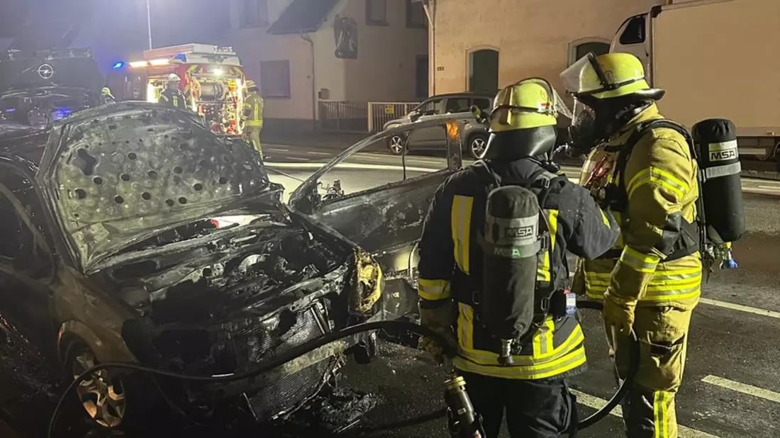 FW Weinheim: Fahrzeugbrand in Weinheim. Feuerwehr verhindert Ausbreitung auf Gebäude - Bild: presseportal.de
