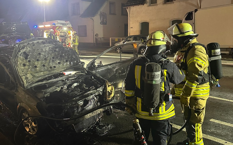 FW Weinheim: Fahrzeugbrand in Weinheim. Feuerwehr verhindert Ausbreitung auf Gebäude - Foto: presseportal.de