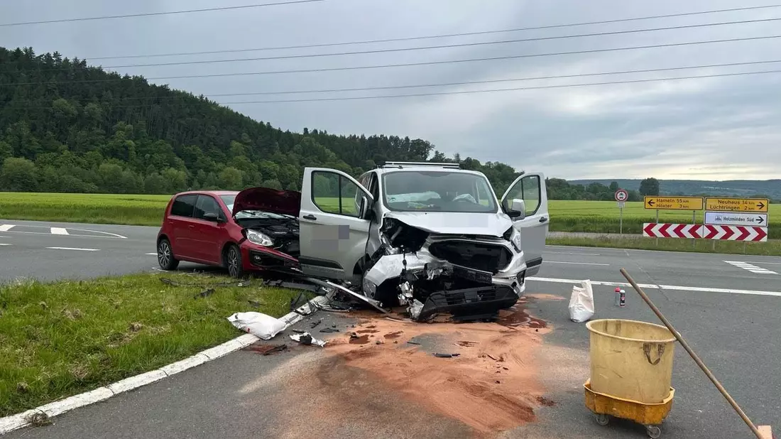 POL-HX: Gegenverkehr übersehen - Fahrer schwer verletzt - Bild: presseportal.de