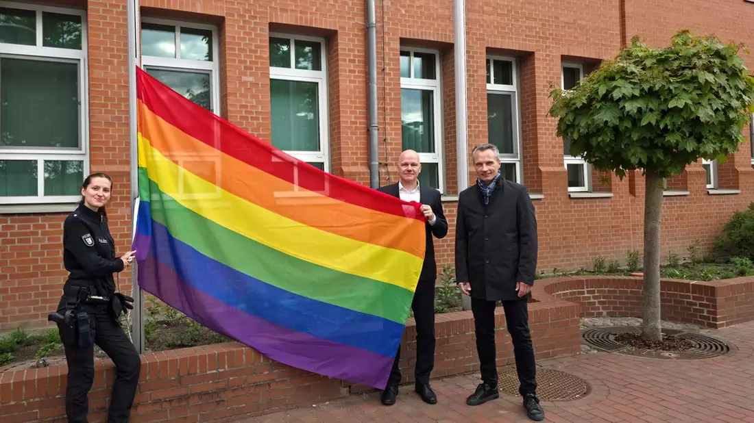 POL-RZ: Polizeidirektion Ratzeburg zeigt Flagge zum IDAHOBIT - Bild: presseportal.de