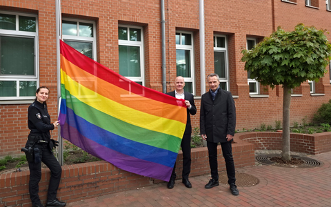 POL-RZ: Polizeidirektion Ratzeburg zeigt Flagge zum IDAHOBIT - Foto: presseportal.de