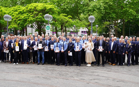 POL-PPMZ: Verfassungstag in Rheinland-Pfalz: 149 Beförderungen im Polizeipräsidium Mainz - Foto: presseportal.de
