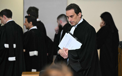 Der Verteidiger des mutmaßlichen Clan-Chefs wirft der Polizei vor, seinen Mandanten mit unlauteren Methoden abgehört zu haben. - Foto: Gabriel Bouys/AFP/dpa