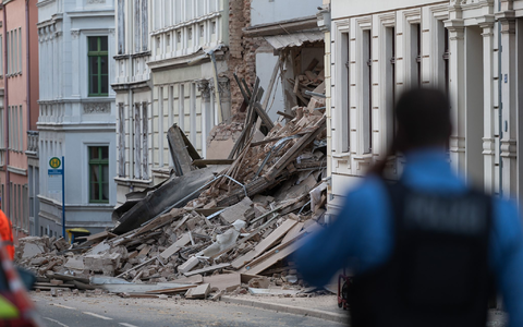 Die Unfallstelle musste zunächst abgesichert werden.  - Foto: Paul Glaser/dpa