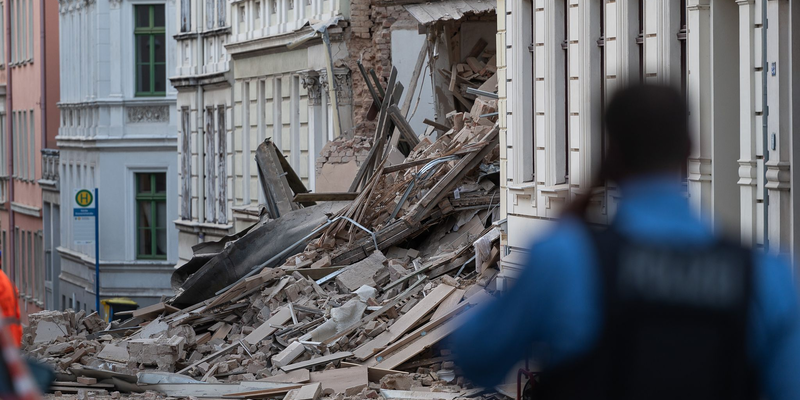 Die Unfallstelle musste zunächst abgesichert werden.  - Foto: Paul Glaser/dpa