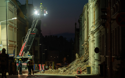 Eine Drehleiter der Feuerwehr ragt über dem Trümmerfeld des eingestürzten Haus in der Innenstadt von Görlitz.  - Foto: Paul Glaser/dpa
