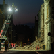 Eine Drehleiter der Feuerwehr ragt über dem Trümmerfeld des eingestürzten Haus in der Innenstadt von Görlitz.  - Foto: Paul Glaser/dpa