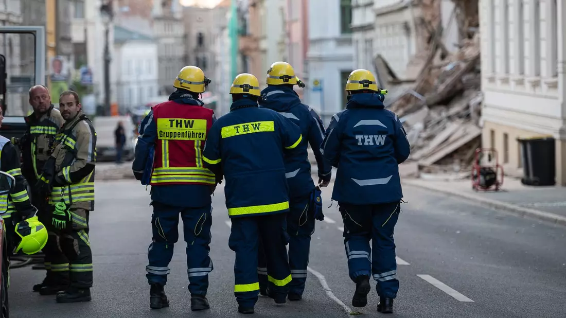 Vor Ort waren bis zum späten Abend rund 120 Einsatzkräfte.  - Bild: Paul Glaser/dpa