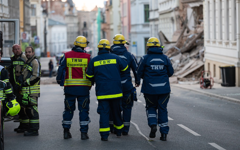 Vor Ort waren bis zum späten Abend rund 120 Einsatzkräfte.  - Foto: Paul Glaser/dpa