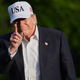 Trump erntet wegen des Entschädigungsfonds Kritik. (Archivbild) - Foto: Jacquelyn Martin/AP/dpa