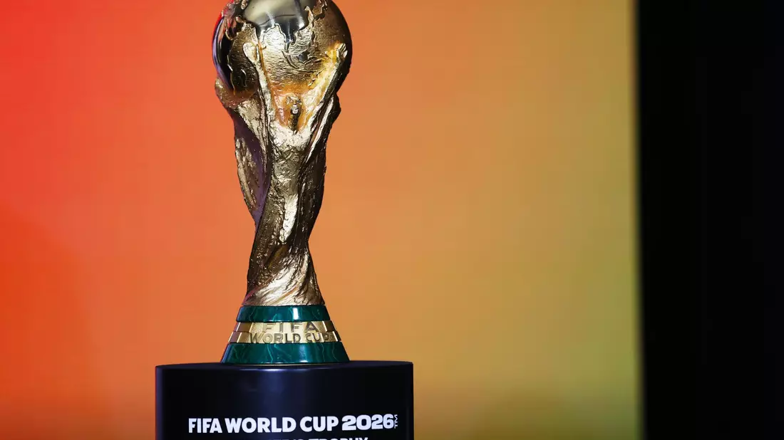 Diese Trophäe ist für den künftigen Fußball-Weltmeister. - Bild: Heather Khalifa/AP/dpa