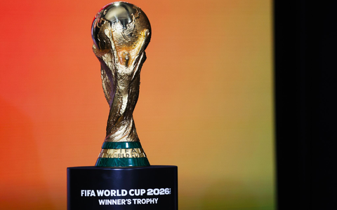 Diese Trophäe ist für den künftigen Fußball-Weltmeister. - Foto: Heather Khalifa/AP/dpa