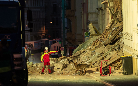 Die Rettungskräfte suchen per Hand in den Trümmern nach den Vermissten. - Foto: Paul Glaser/dpa