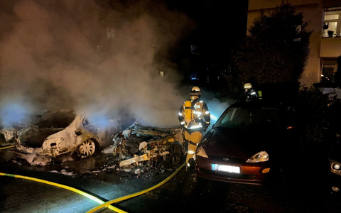 FW-E: Zwei PKW in Vollbrand - Feuerwehr verhindert Brandausbreitung auf weitere Fahrzeuge und Grünanlage - Foto: presseportal.de