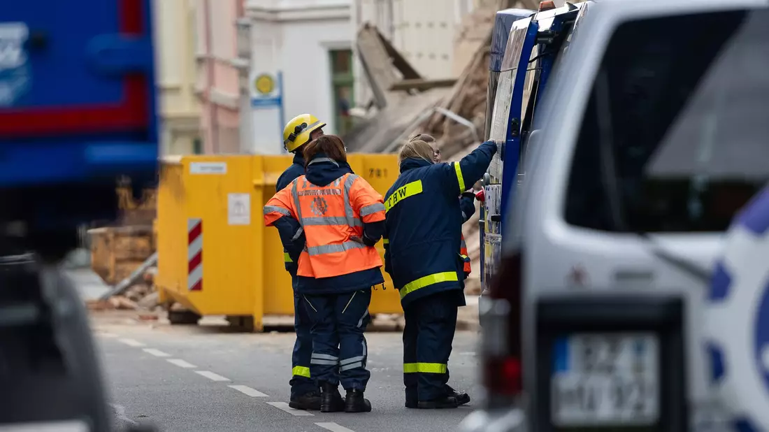 Suche nach drei Vermissten in eingestürztem Haus geht weiter. - Bild: Paul Glaser/dpa