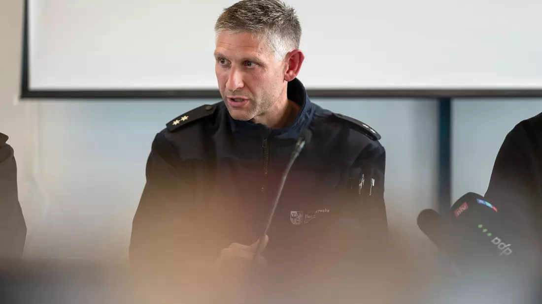 «Jedes Brett per Hand anheben» - Die Suche nach drei Vermissten ist herausfordernd. - Bild: Paul Glaser/dpa
