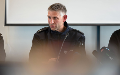 «Jedes Brett per Hand anheben» - Die Suche nach drei Vermissten ist herausfordernd. - Foto: Paul Glaser/dpa