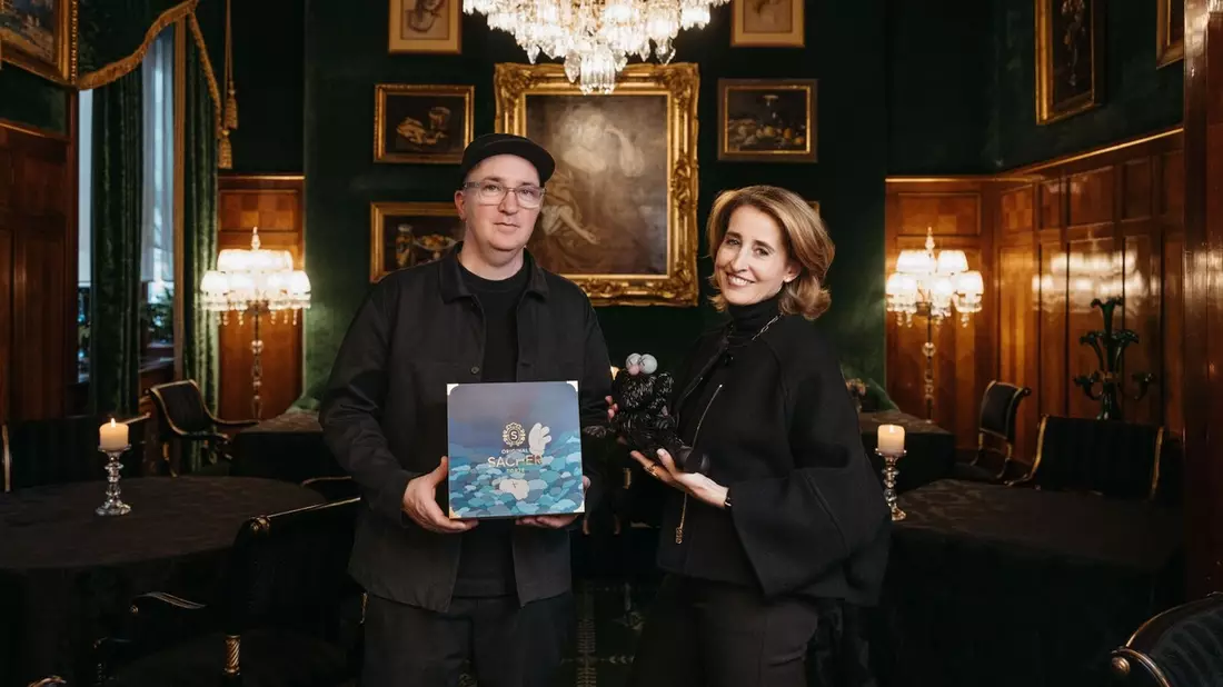 KAWS trifft Sacher – Comic trifft Torte – Schokolade hilft NF Kinder - Bild: presseportal.de