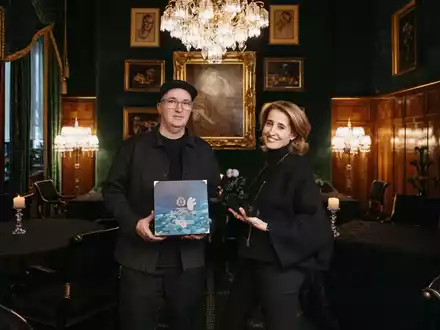 KAWS trifft Sacher – Comic trifft Torte – Schokolade hilft NF Kinder - Foto: presseportal.de