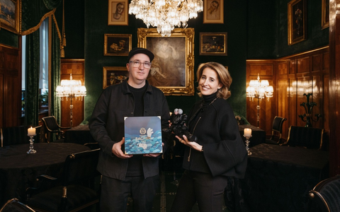 KAWS trifft Sacher – Comic trifft Torte – Schokolade hilft NF Kinder - Foto: presseportal.de