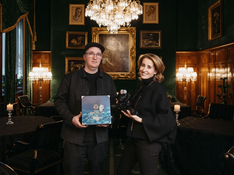 KAWS trifft Sacher – Comic trifft Torte – Schokolade hilft NF Kinder - Foto: presseportal.de