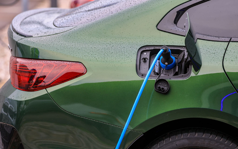 Die neue Bundesförderung für Elektroautos kann jetzt beantragt werden (Archivbild). - Foto: Jan Woitas/dpa