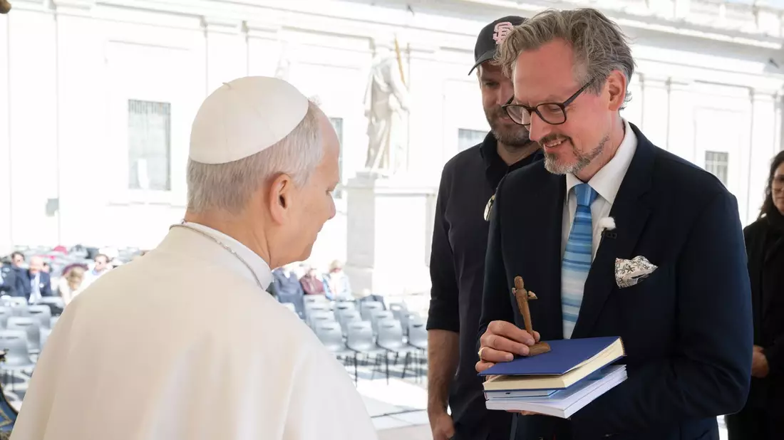 BR-Doku Hirschhausen will zum Papst: Pfingstmontag im Ersten und bereits ab 20. Mai in der ARD Mediathek - Bild: presseportal.de