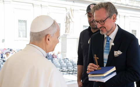 BR-Doku Hirschhausen will zum Papst: Pfingstmontag im Ersten und bereits ab 20. Mai in der ARD Mediathek - Foto: presseportal.de