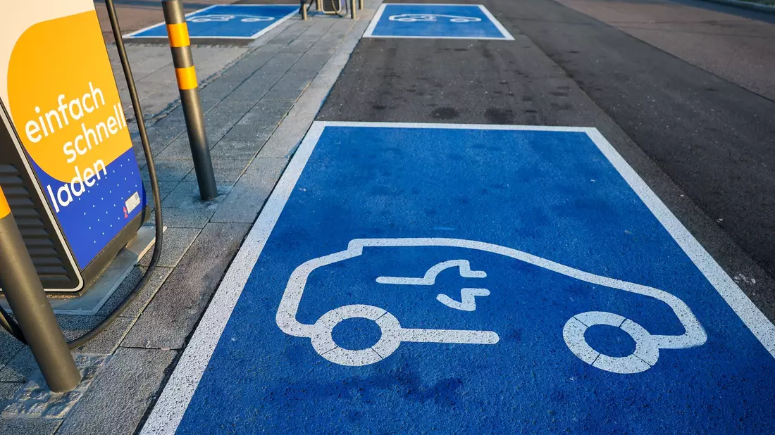 Mit der neuen Förderung will die Bundesregierung helfen, immer mehr Elektroautos auf die Straße zu bringen. (Archivbild) - Bild: Jan Woitas/dpa