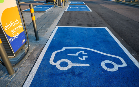Mit der neuen Förderung will die Bundesregierung helfen, immer mehr Elektroautos auf die Straße zu bringen. (Archivbild) - Foto: Jan Woitas/dpa