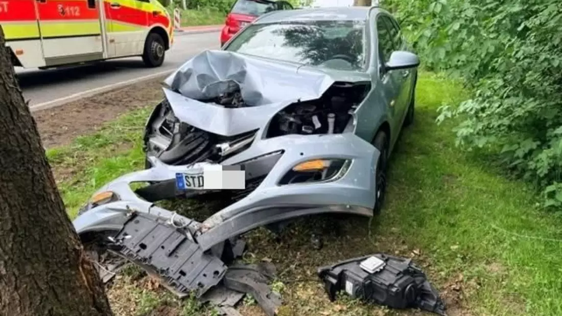 POL-STD: Mit Auto frontal gegen Baum geprallt - Fahrer leicht verletzt - Bild: presseportal.de