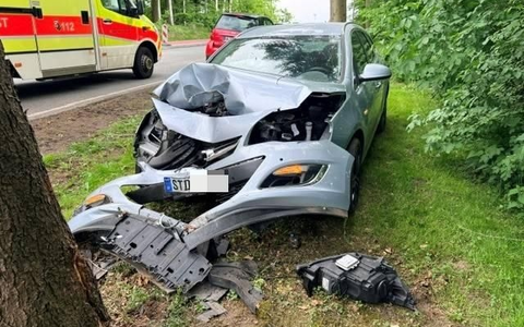 POL-STD: Mit Auto frontal gegen Baum geprallt - Fahrer leicht verletzt - Foto: presseportal.de