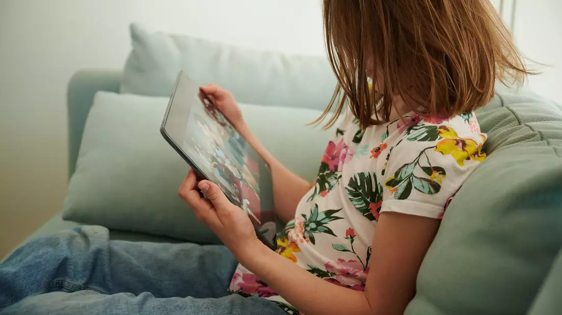 Kinder und Jugendliche sind im Netz vielen Gefahren ausgesetzt - Experten von Jugendschutz.net registrierten mehr als 15.000 Jugendschutzverstöße im vergangenen Jahr. (Symbolbild) - Bild: Annette Riedl/dpa