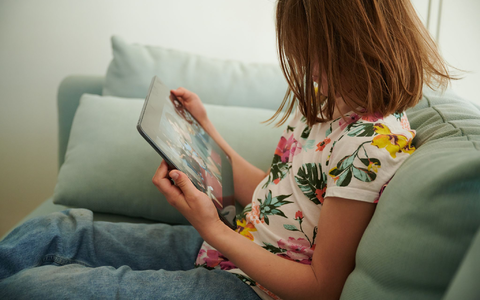 Kinder und Jugendliche sind im Netz vielen Gefahren ausgesetzt - Experten von Jugendschutz.net registrierten mehr als 15.000 Jugendschutzverstöße im vergangenen Jahr. (Symbolbild) - Foto: Annette Riedl/dpa